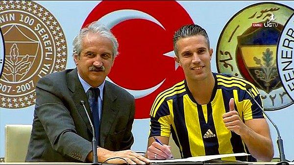 9. Robin van Persie, Fenerbahçe ile 4 Yıllık Sözleşme İmzaladı