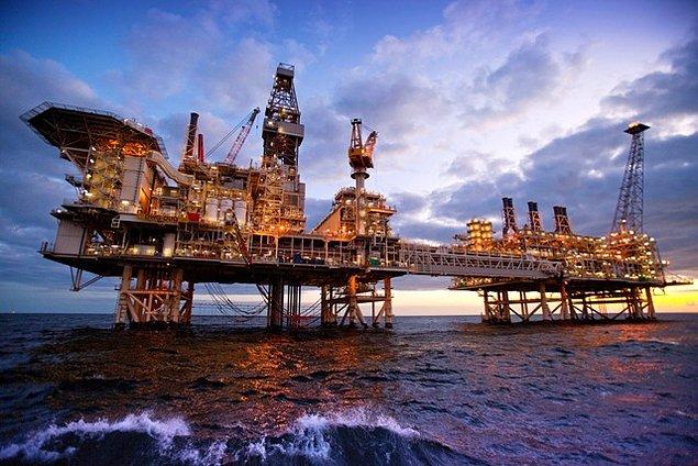 1. Azerbaycan, dünyanın en eski petrol ihracatçısıdır. Dünyadaki ilk petrol sondajı, 1847 yılında Abşeron’da yapılmıştır. Hazar petrollerini Batı’ya açan ilk ülke olan Azerbaycan’da dünyanın en kaliteli petroolleri çıkarılmakta