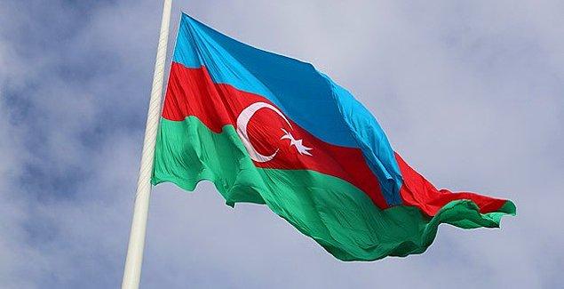 2. 1918 yılında bağımsızlığını ilan eden Azerbaycan Halk Cumhuriyeti, Doğu’da ilk demokratik cumhuriyet oldu. 1991’de Sovyet Sosyalist Cumhuriyetler Birliği’nin (SSCB) dağılması ile yeniden bağımsızlığını kazandı