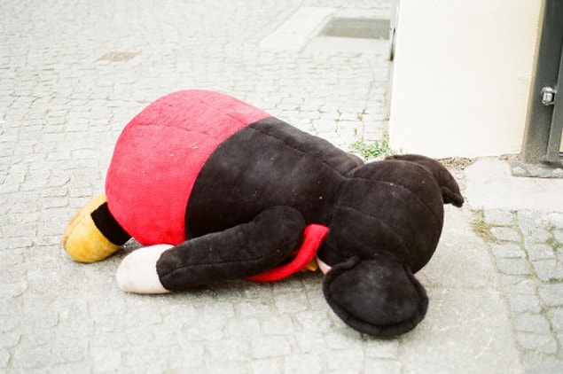 7. Akşamdan kalma dev bir Mickey Mouse oyuncağı.