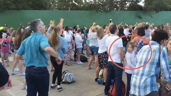 Konserde Kızından Daha Çok Eğlenen Baba