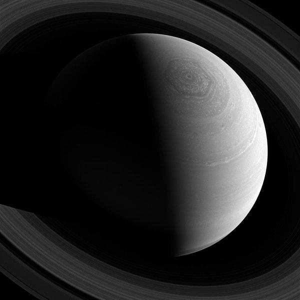 2. Satürn'ün altıgen şeklindeki kuzey kutbu