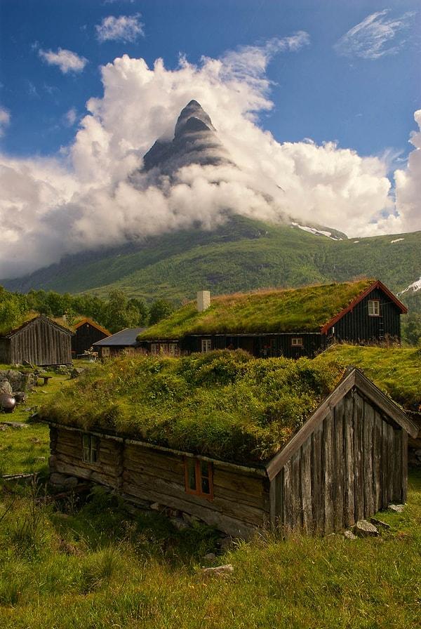 17. Muhteşem sisli dağ manzarası ve neredeyse doğayla bütünleşen evler