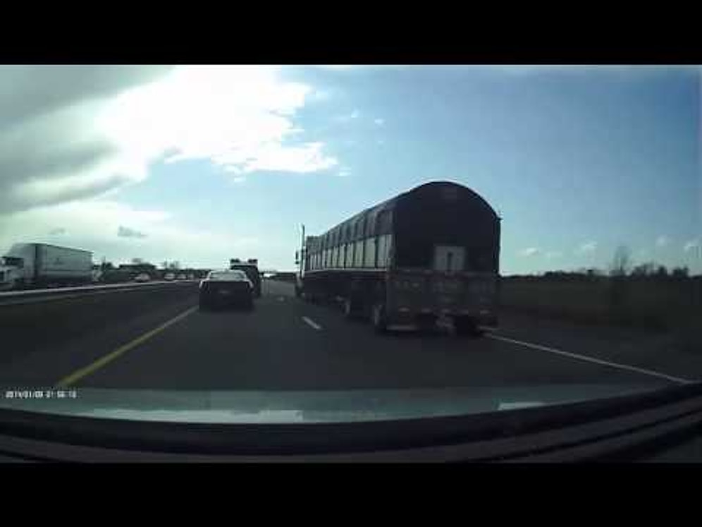 Trafikte Yol Verilmeyince Arabaları Şarampole Yuvarlayan Psikopat Sürücü