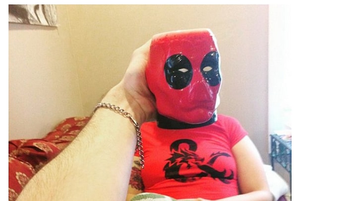 'Surata Kupa Uzatma' Tekniği ile Çekilen, İnsanların Çizgi Film Karakterlerine Dönüştüğü 21 Fotoğraf