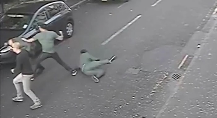 Uzaya Yumruk Sallayan Usta Dövüşçü