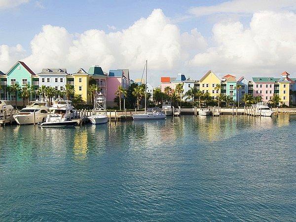 4. "Bahamalar'da bulunan Nassau'da neredeyse bütün gezi gemileri duruyor ama kasaba sadece sana pahalı eşyalar satmaya çalışan tiplerle dolu."