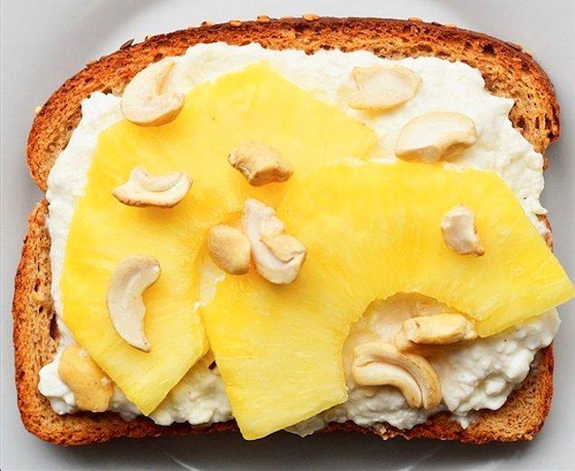 1. Keçi Peyniri + Ananas + Kaju = Meyveli Tost