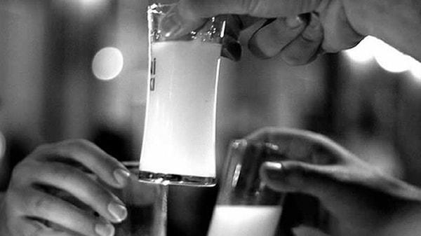 12. İçki içerkenki kadeh tokuşturma eyleminin ortaya çıkış noktasının eski çağlarda insanların birbirine içkilerinde zehir olmadığını göstermek olması.