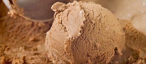 9. Fıstık Ezmesi + Fıstık Ezmesi/Nutella + Vanilyalı Dondurma = Fıstık Ezmeli Dondurma
