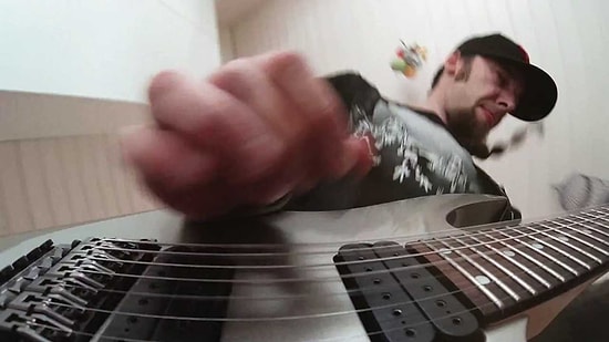 Kızının Küçük Enstrümanları ile Stayin' Alive Çalan Yetenekli Baba