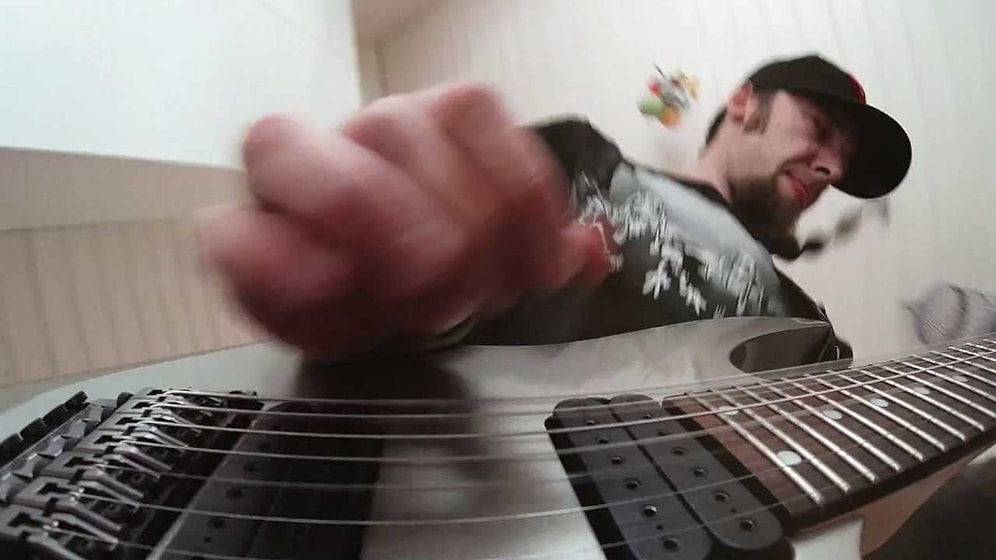 Kızının Küçük Enstrümanları ile Stayin' Alive Çalan Yetenekli Baba