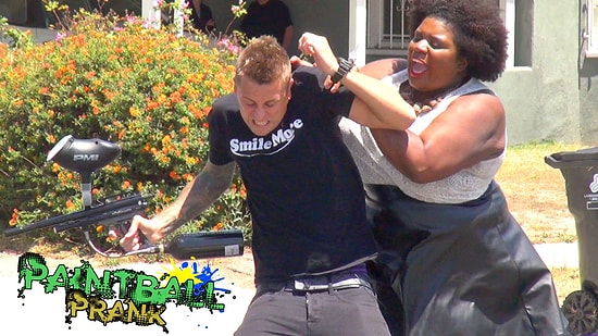 Sokakta Paintball Tabancasıyla İnsanları Şakalayan Adam | Roman Atwood