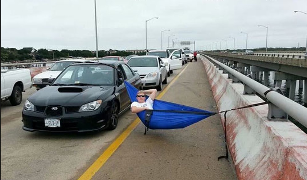 Trafikte Sıkılınca Çenesi Düşen, Konuşacak Kimseyi Bulamayınca Ortaya Yazan 21 Kişi