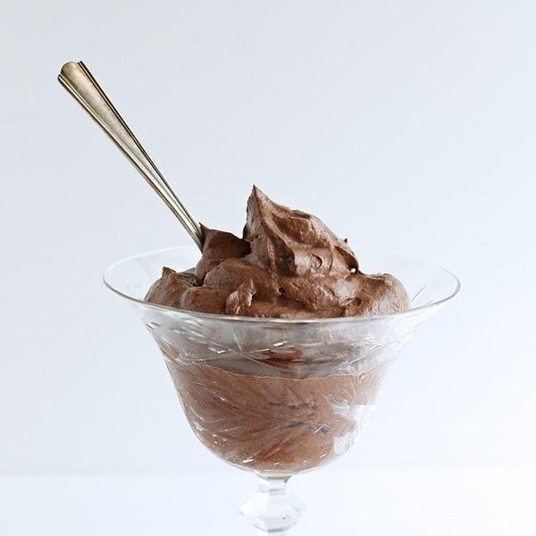 6. İçinizdeki çocuğa lazım az kalorili çikolatalı puding!