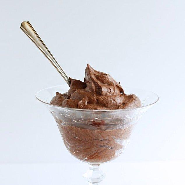 6. İçinizdeki çocuğa lazım az kalorili çikolatalı puding!
