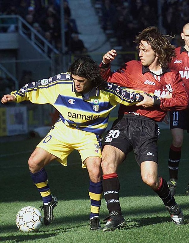 7. Ariel Ortega, genç Pirlo ile mücadele ederken