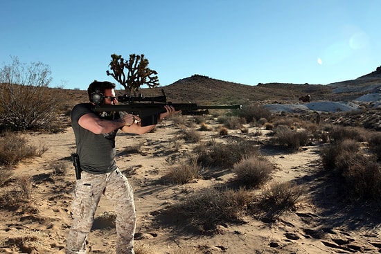 Playboyluğun Kitabını Yazan Dan Bilzerian'ın Drone Uçurup Silahla Düşürmeye Çalışması