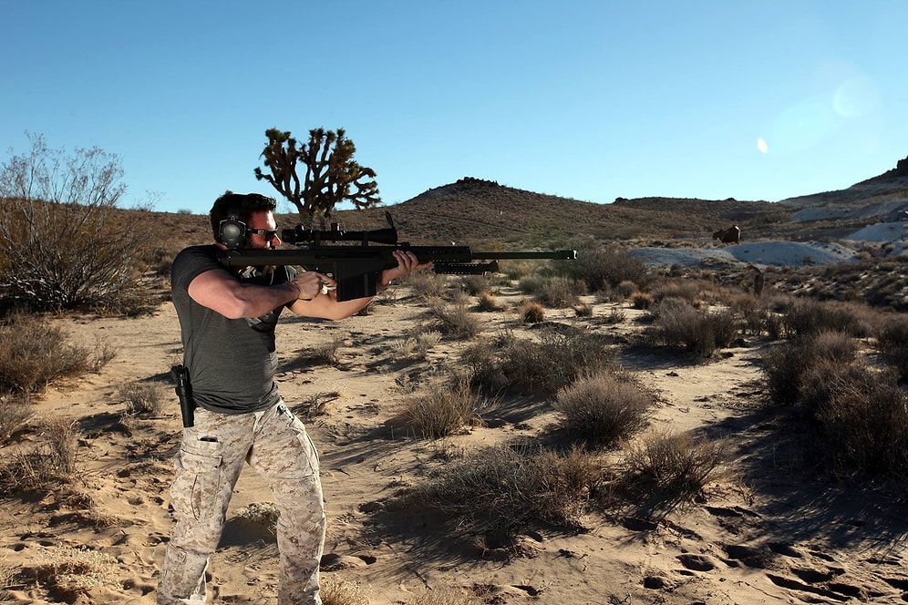 Playboyluğun Kitabını Yazan Dan Bilzerian'ın Drone Uçurup Silahla Düşürmeye Çalışması