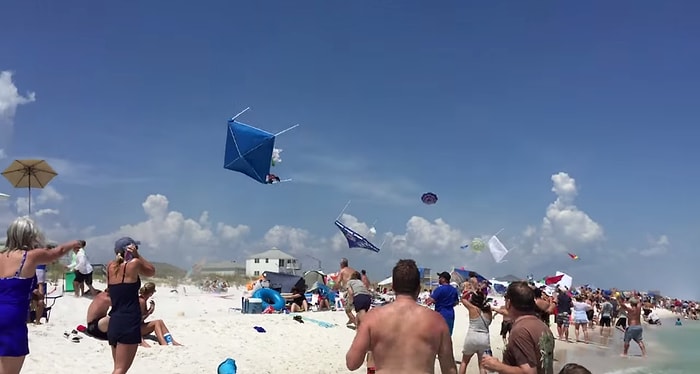 Alçak Uçuş Yaparak Plajdaki Şemsiyeleri Özgürlüğüne Kavuşturan Pilot