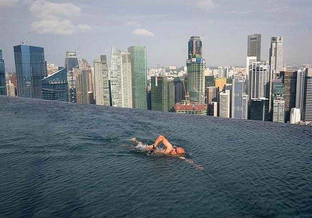 9. Singapur'da bulunan Marina Bay Sands otelinin 55. katında yüzülebiliyor.