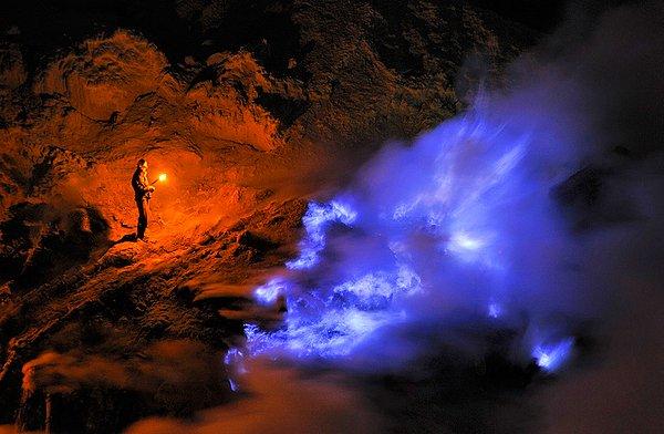13. Endonezya Yanardağı'ndan Fışkıran Mavi Lav