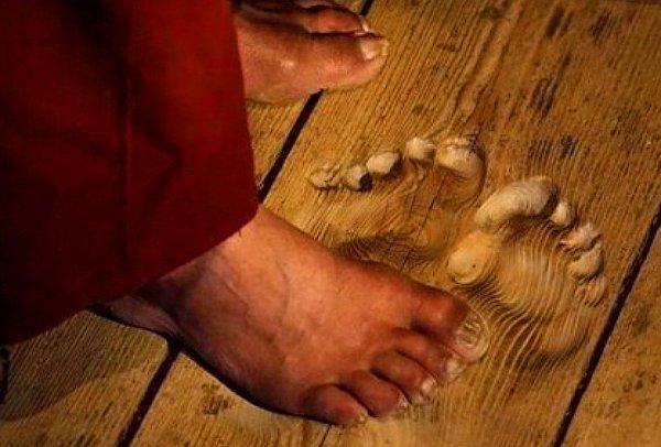 31. Çinli rahiplerin 20 yıl boyunca aynı yerde dua ederek ahşap tabanda oluşturdukları ayak izleri.