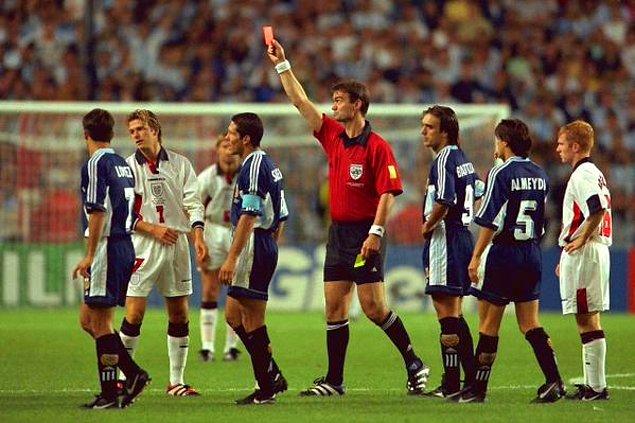 24. Beckham'ın Arjantin maçında aldığı ve neredeyse vatan haini ilan edilmesine sebep olan kırmızı kart