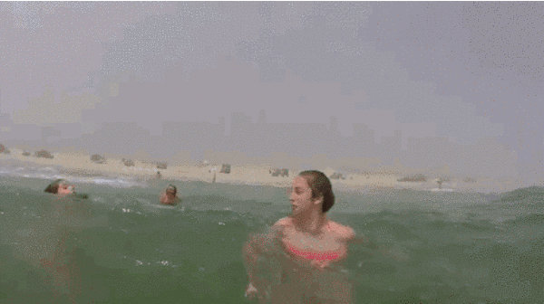 Nantucket, Surfside Plajı’nda gerçekleşen olayda Erynn Johns suda keyifli anlarını kaydediyor