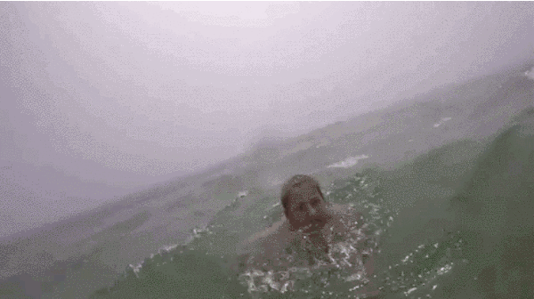 Okyanusun akıntısına kapılan Erynn suda boğuşurken bir yandan da kamera kayda devam ediyor