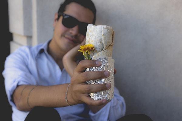 David tercihini bir Meksika yemeği olan burritodan yana kullandı ve kendi ''mutlu bir ilişkim var'' fotoğraflarını çekmeye başladı. Hem de bir ''burrito'' ile...