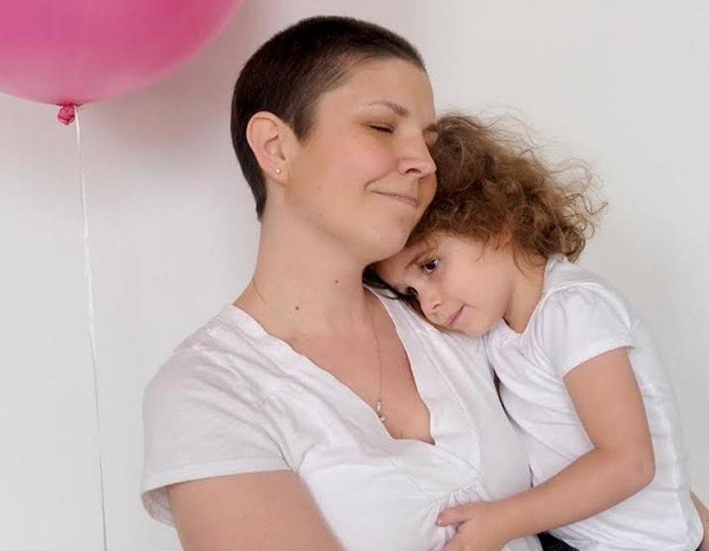 Göğüs Kanseriyle Mücadele Ederken Kızının Geri Kalan Yaşamı İçin Mektuplar Hazırlayan Anne