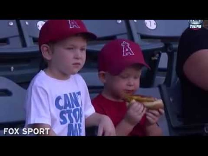 Küçük Çocuğun Sosisliyle İmtihanı