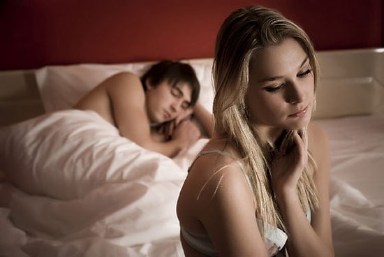 Yatakta Son Derece Sıkıcı Bir Erkekle Birlikte Olan Kadınların Aklından Geçen 15 Düşünce