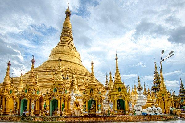 15. Shwedagon Pagodası; Yangon, Myanmar