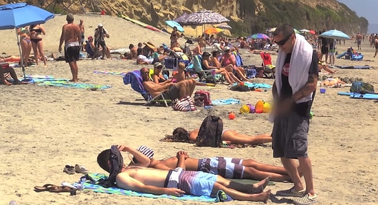 Steve-O'dan Plajdaki İnsanların Üzerlerine Pisleme Şakası