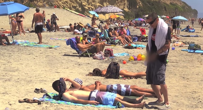 Steve-O'dan Plajdaki İnsanların Üzerlerine Pisleme Şakası