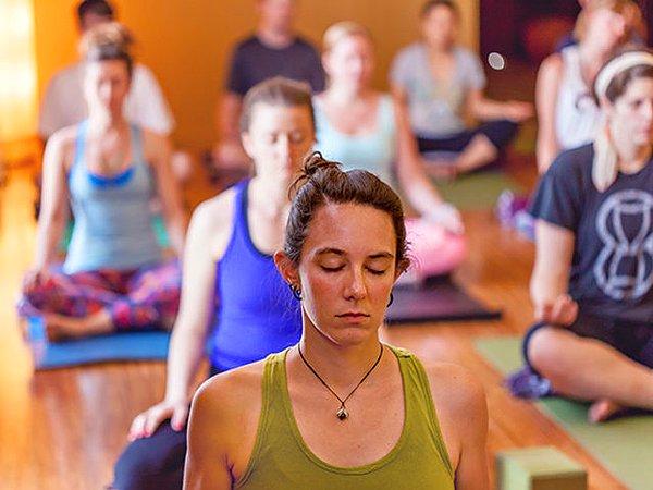 4. Yoga sınıfında herkes meditasyon yaparken