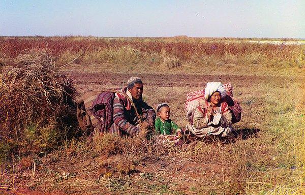 2. Göçebe bir Kırgız aile Özbekistan'daki Golodnaya bozkırında.