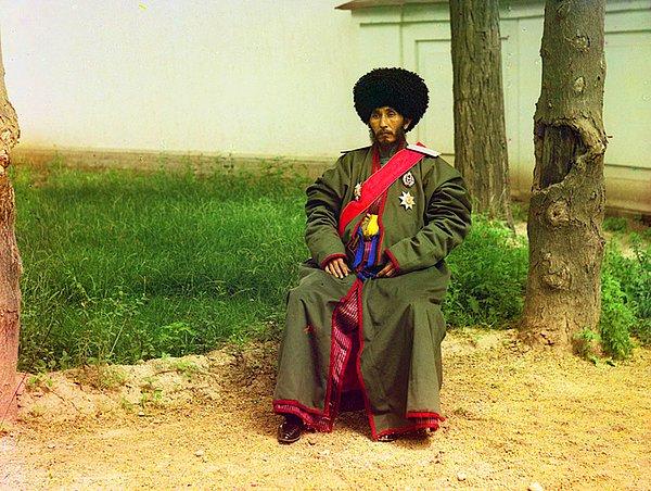 6. Harezm Han'ı İsfandiyar Jurji Bahadur, üniformasıyla oturuyor.