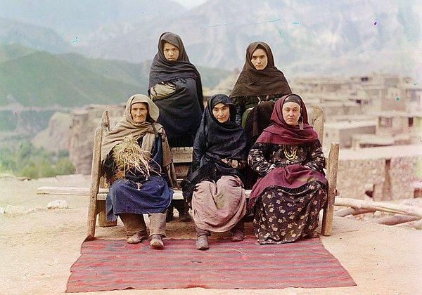 5. Geleneksel kıyafetleriyle Dağıstanlı bir grup kadın.