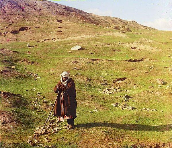 20. Dağ eteklerinde mola vermiş Semerkantlı bir çoban.