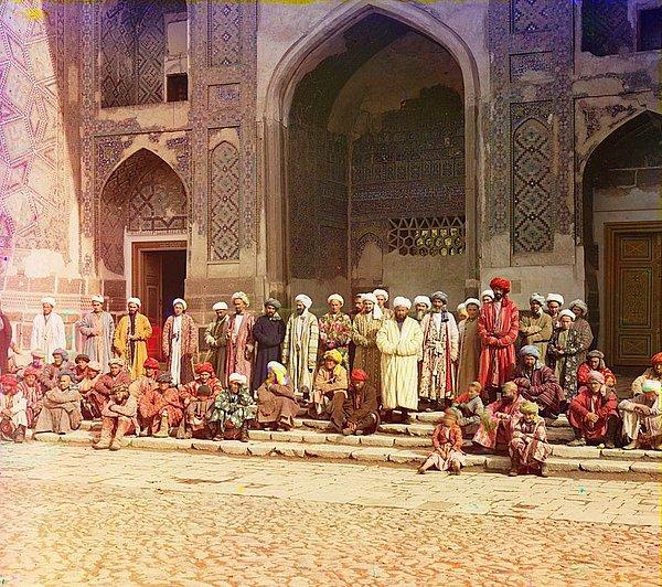 13. Cami önündeki müslümanlar (Semerkant)