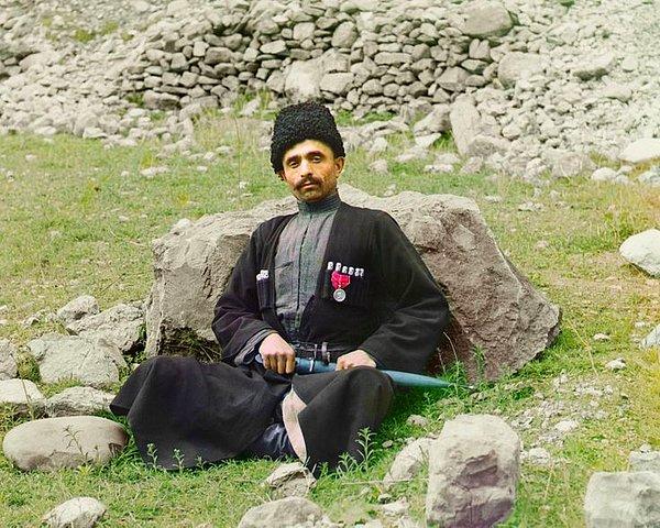 22. Kılıcı ve madalyasıyla poz veren bir müslüman (Dağıstan)
