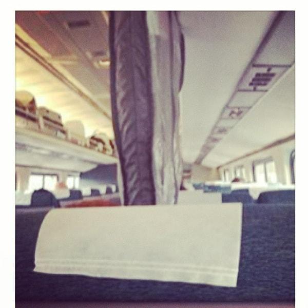 20. Elbise torbasıyla bir türlü vedalaşamayan, hatta ona insan muamelesi yapan yolcular