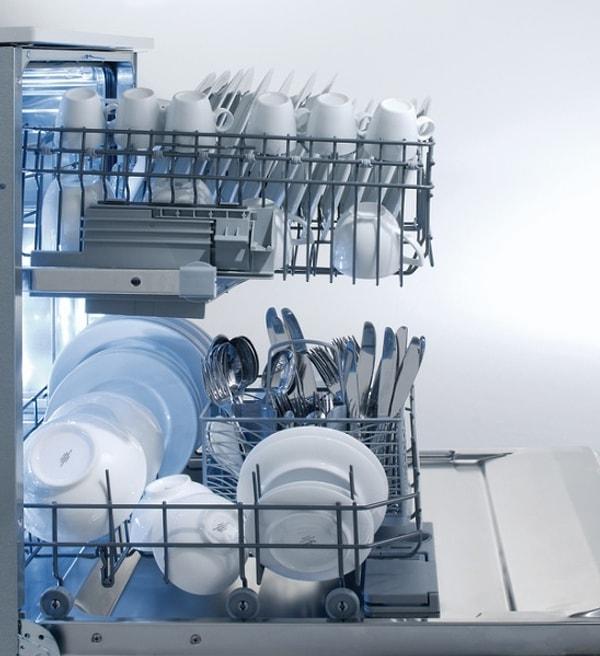 9. Bulaşık makinesine bulaşık atarken önce 'bulaşıkları bi yıkama' zorunluluğu