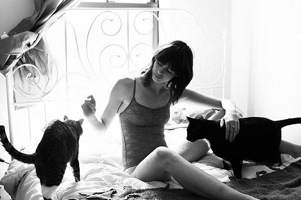 Elizabeth, kedileri Dexter ve Binx ile birlikte Manhattan'ın Upper East Side bölgesinde oturuyor.