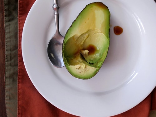 Avokado artık her şeyin içinde peki ya soyması?
