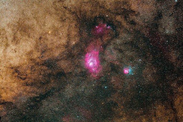 9. Geniş alan mansiyon ödülü: Phil Hart, "Dusty Surrounds of the Lagoon and Trifid Nebulae" (Tozla Çevrili Lagün ve Üçlü Nebula)