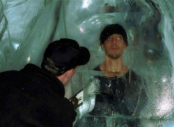 Buz kalıbı içinde kendini dondurdu